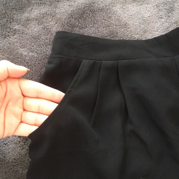 Black flowy shorts w/ pockets and scallop details - Picture 5 of 5